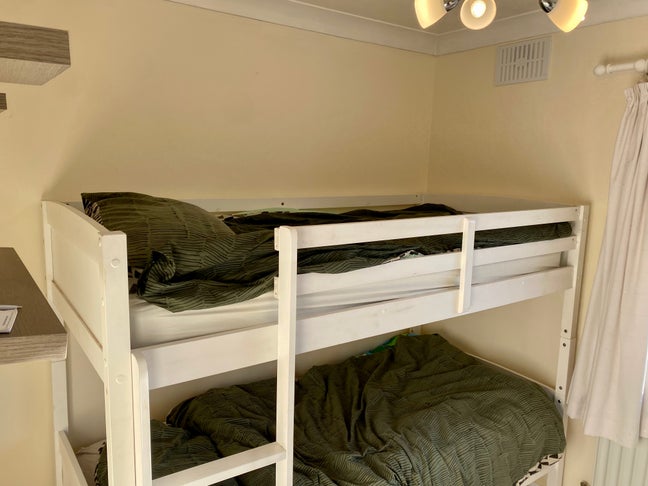 Flexible let,room only , clean and quiet place. Main Photo