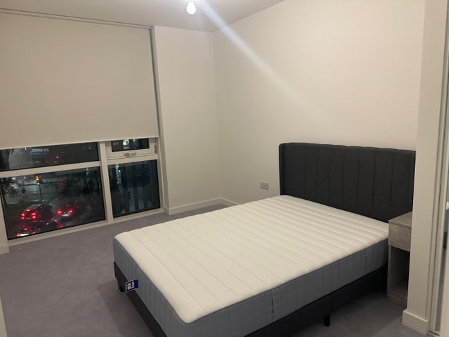 Brand New Large En-Suite Bedroom in Modern Block Main Photo