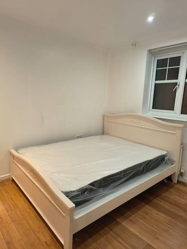 Room available for rent in a beautiful house Main Photo