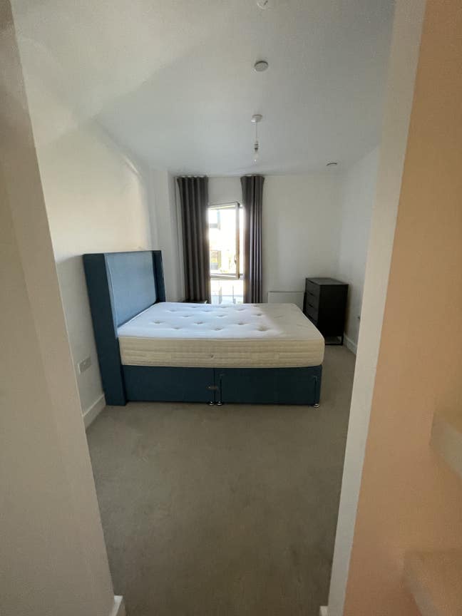 Modern double room with en-suite in 2b2b apartment Main Photo