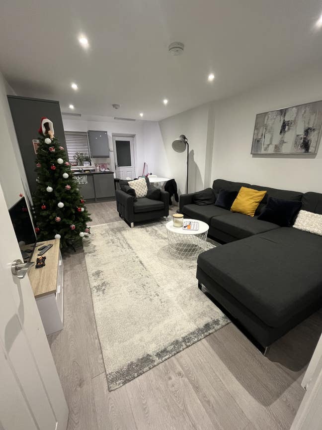 Double-bed room in 4 bed house available to rent Main Photo