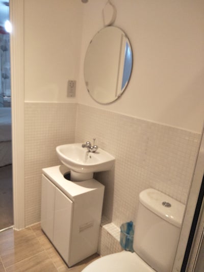 *Availabe Immediately* Small double bed room Main Photo