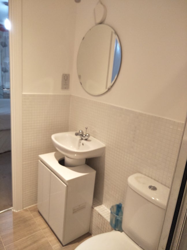 *Availabe Immediately* Small double bed room Main Photo