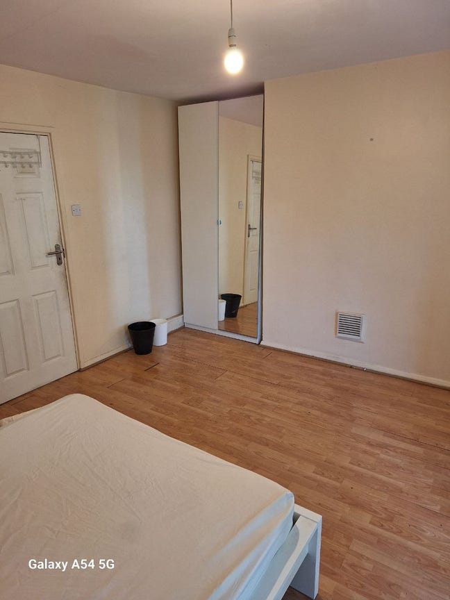 Large Double Room to Let Main Photo