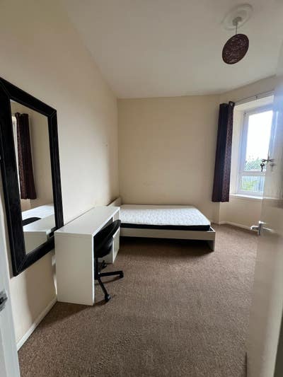 Large room 15 mins from city centre Main Photo