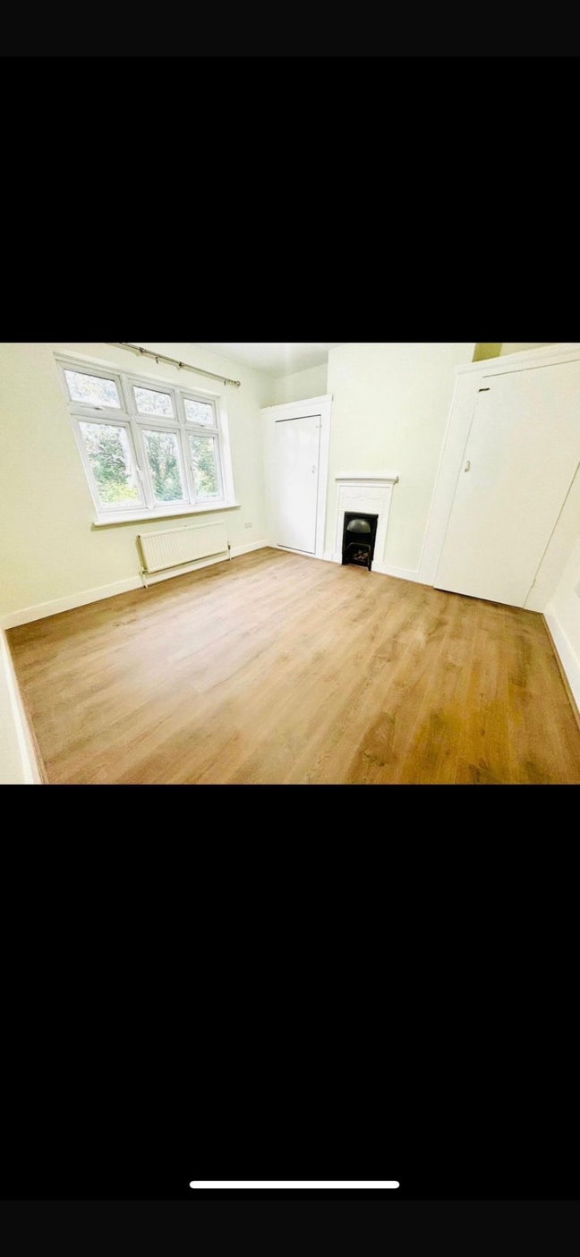 Room available for couples or two girls  Main Photo