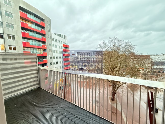 Whole 2 bed, 2 bath 4th floor flat near tube stn Main Photo