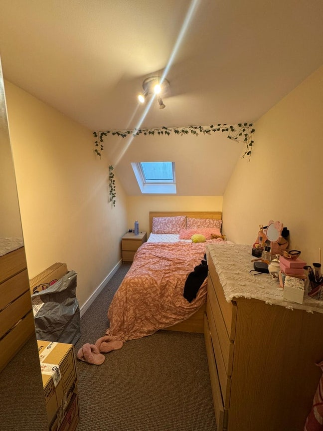 Looking for a flatmate for 1BHK Main Photo