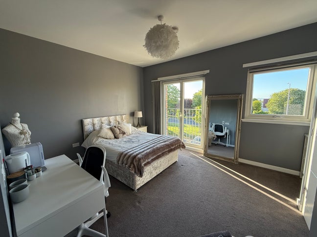  Large En-suite Room in our family home  Main Photo