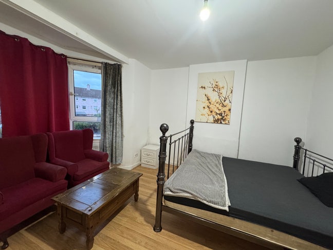 Furnished Large Room -Bills Inc- Read Description Main Photo