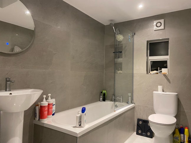 Double room in friendly Kentish Town flat  Main Photo