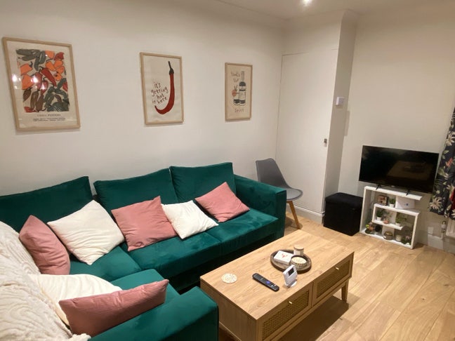 Double room in friendly Kentish Town flat  Main Photo
