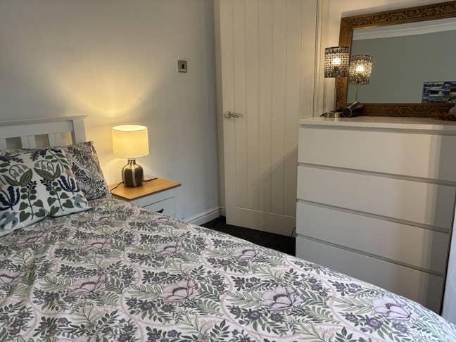 Double room in a quiet house (Mon- Fri)  Main Photo