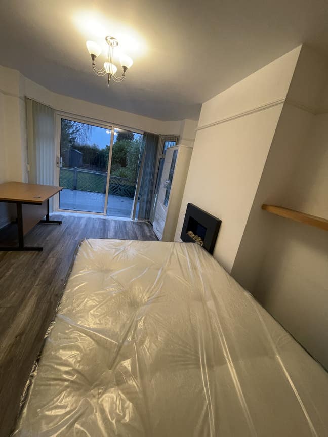 Large Double Rooms, fully furnished Main Photo