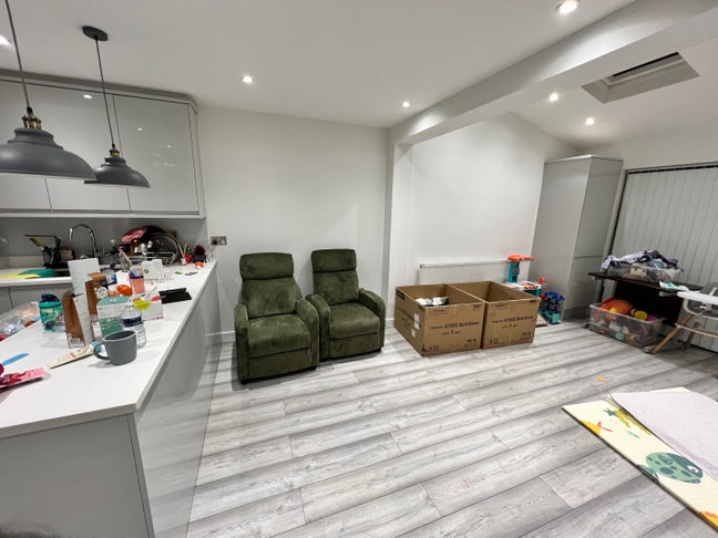 Bright room with great transport connectivity Main Photo