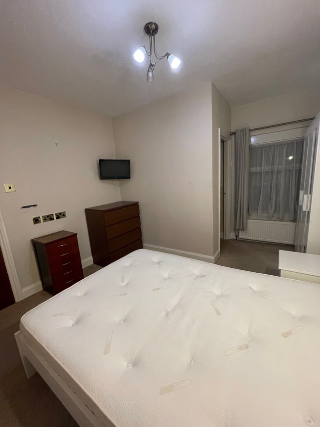 Double en-suite in professional house share  Main Photo