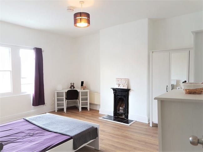 Huge Dbl room in young prof houseshare Main Photo