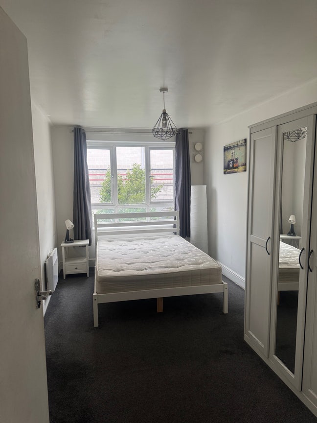 Spare double room in North Finchley Main Photo