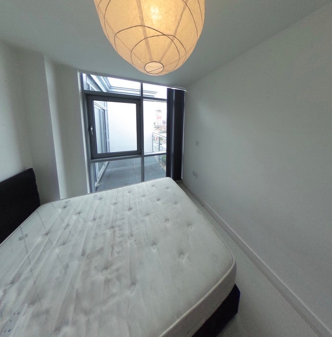 Double bed with bathroom, near city centre Main Photo