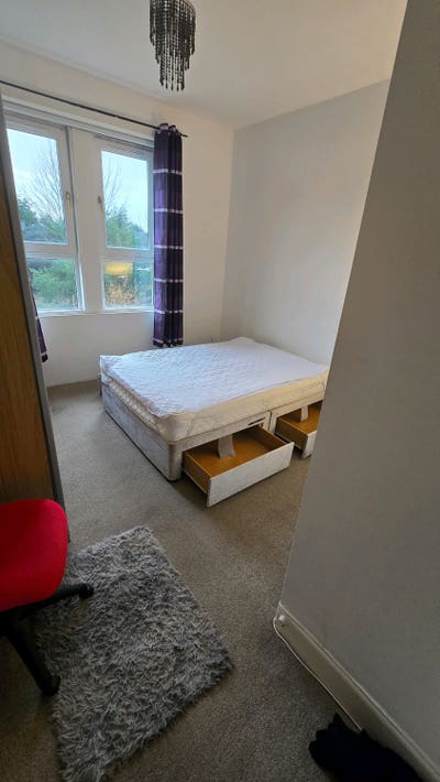 A Room in a 2 Bedroom Apartment Available Main Photo