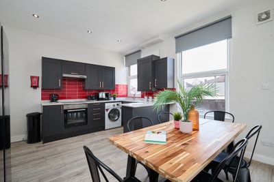 Massive Hyde Park Rooms  Main Photo