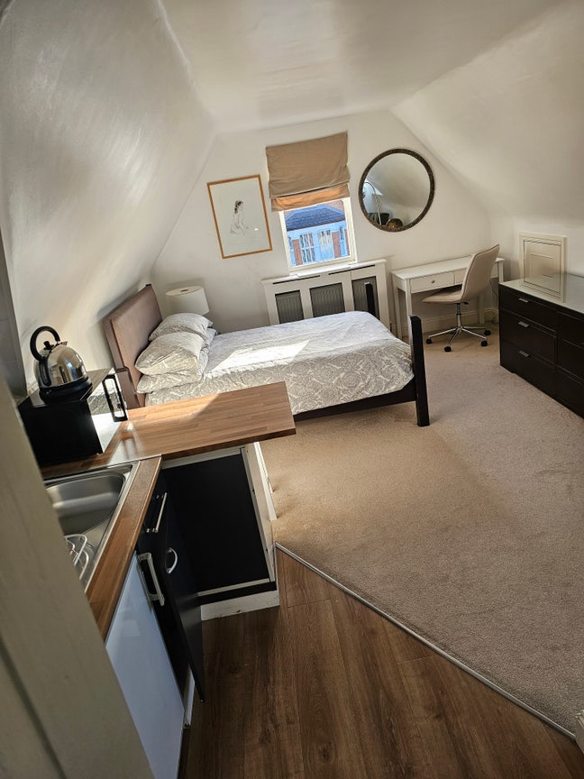 Welcoming skyline suite for single professional Main Photo