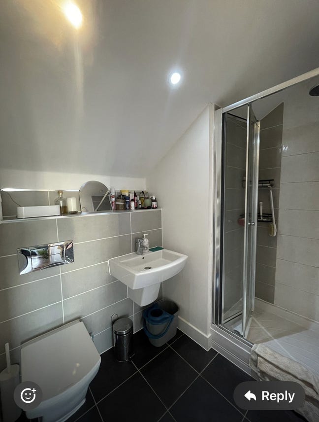 Spacious Ensuite double bedroom near Raynes park Main Photo