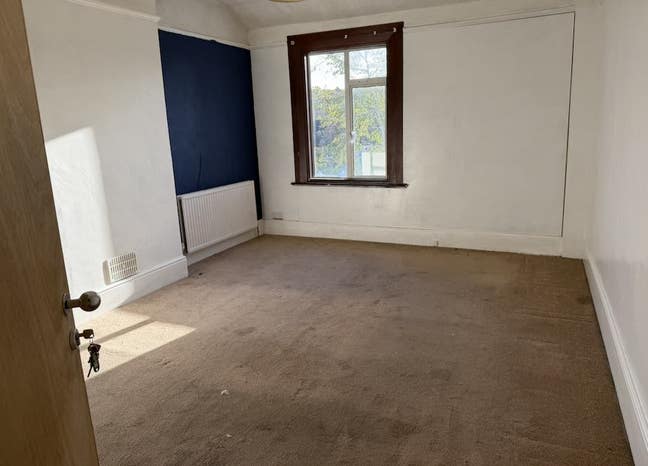 Large Double Room Available with private sink  Main Photo