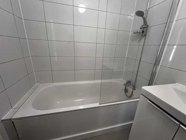 Newly refurbished & well located first floor flat Main Photo