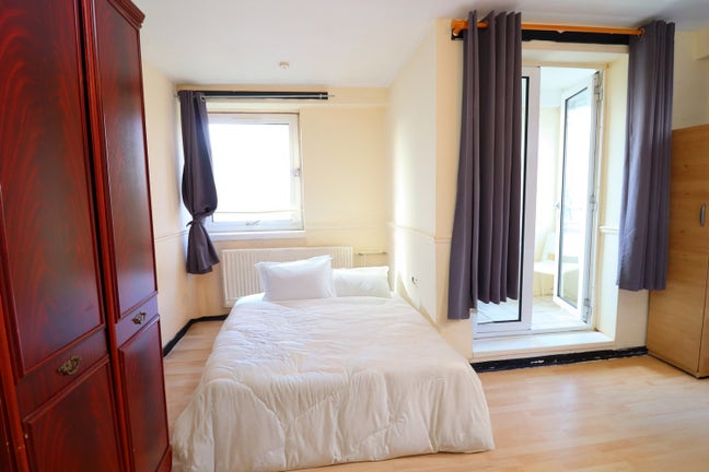 Cambridge Heath- Rooms  Available!! Main Photo