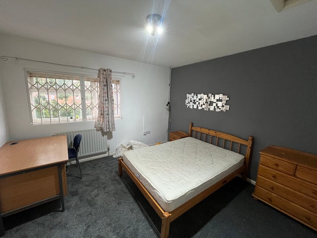 3 Double Rooms – 140 Gregory Boulevard Main Photo