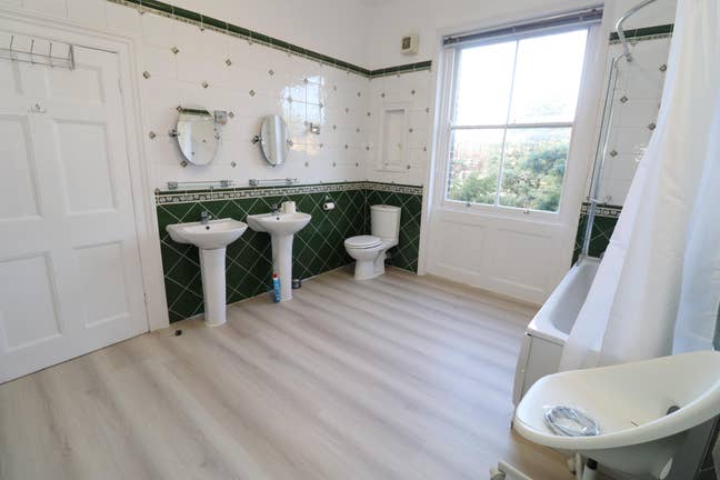 Stop Scrolling! Your Dream Flat Share Awaits! Main Photo