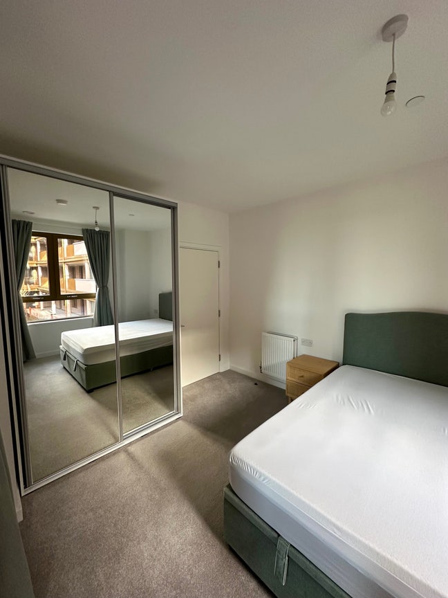 Large double room in modern flat  Main Photo