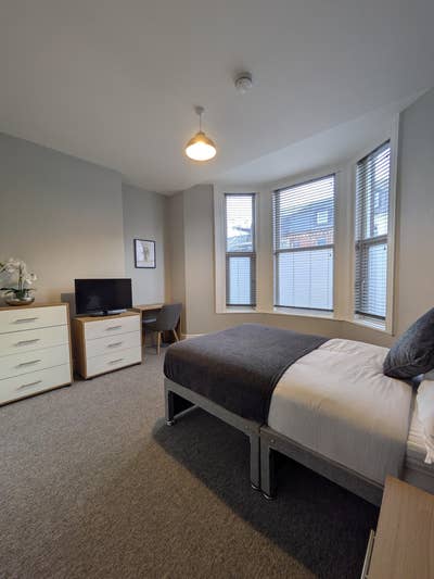  Large ensuite rooms - Deposit Required Main Photo