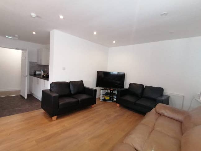 1 Double En Suite Room Available in CH42 Main Photo