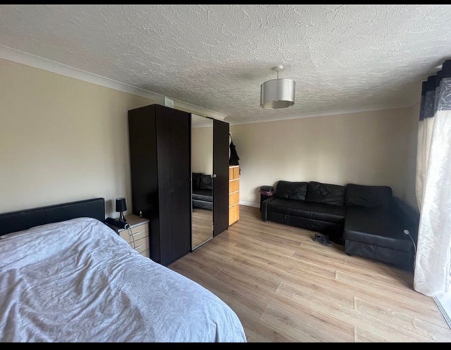 Huge Double Room, All Bills Included Main Photo