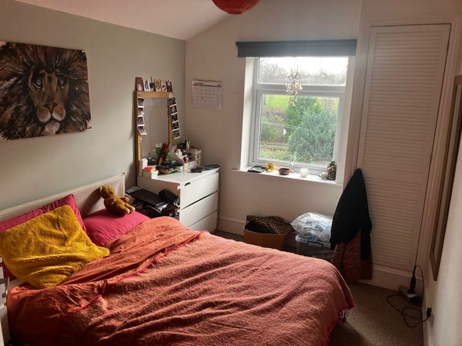 Light & peaceful room overlooking the park Main Photo