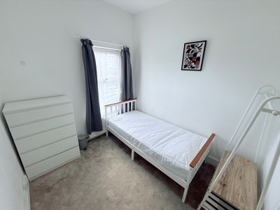 Single Modern Room + Parking + All Bills Included Main Photo