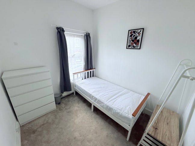 Single Modern Room + Parking + All Bills Included Main Photo