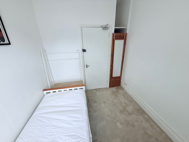 Single Modern Room + Parking + All Bills Included Main Photo