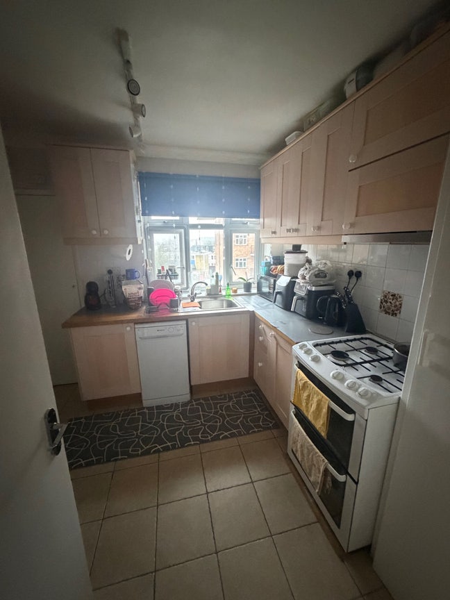 Double room to rent in a two bed flat Main Photo