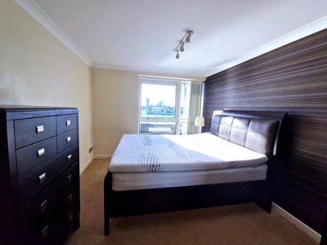 Female Only - River View Flat - En-suite Bedroom Main Photo