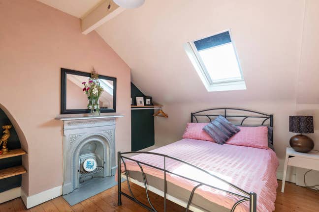 Colourful Room to Rent - Lisburn Road Main Photo