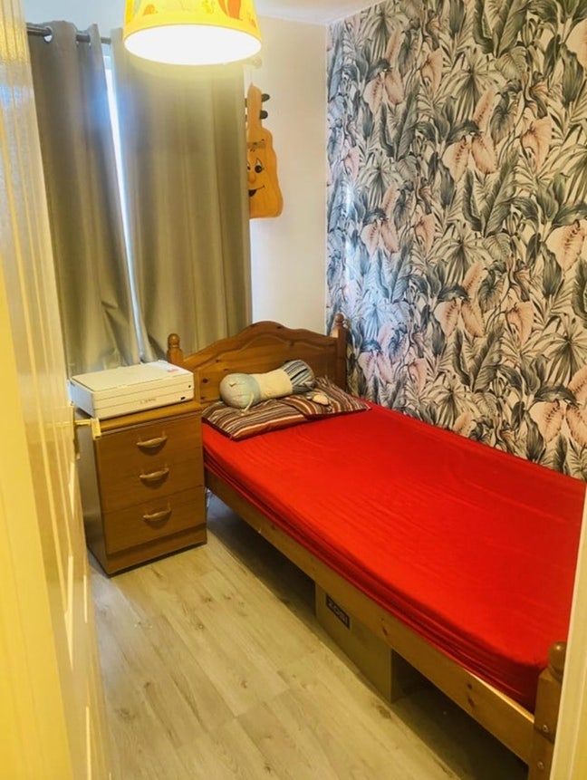Spacious Single Furnished Room Main Photo