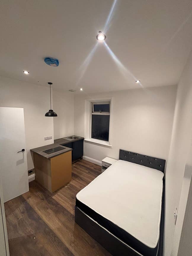 60 Oswald Street – Fully Furnished En-Suite Room Main Photo