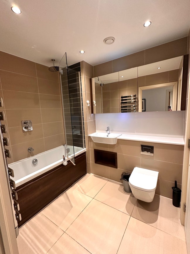 Bright 1 Bed Apartment on High Floor -Aldgate east Main Photo