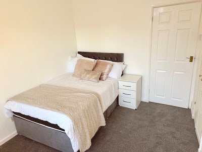 🏠Affordable 6-Bedroom Home with En-Suite & Studio Main Photo