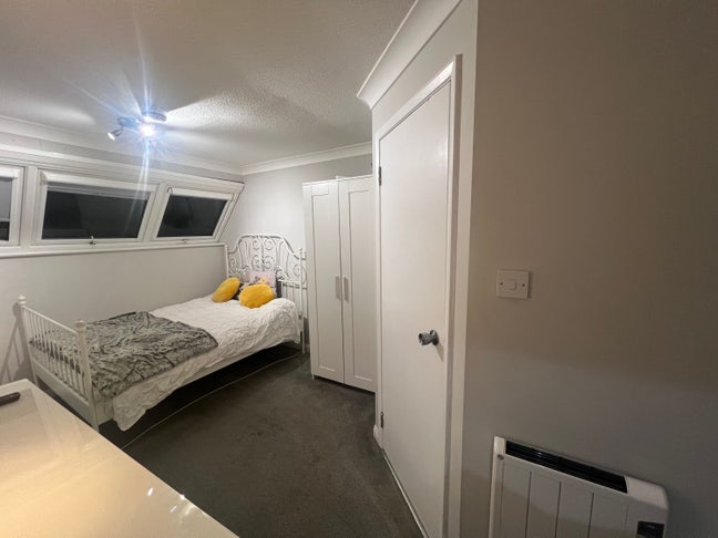 Refurbished Home Near Station & Hospital Main Photo