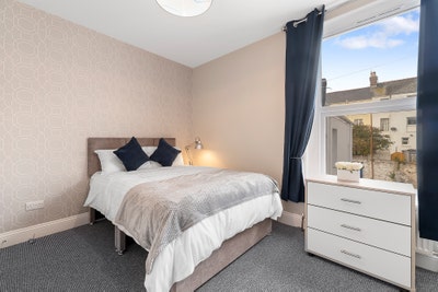 Clean & Spacious Rooms - Central 🌟 Main Photo