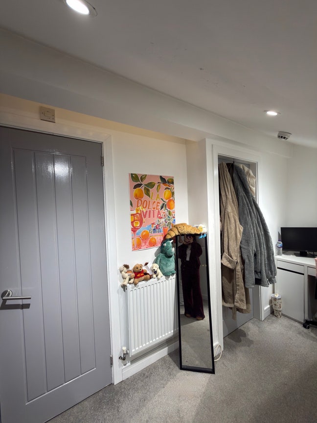 Spacious En-Suite Attic Room Available  Main Photo